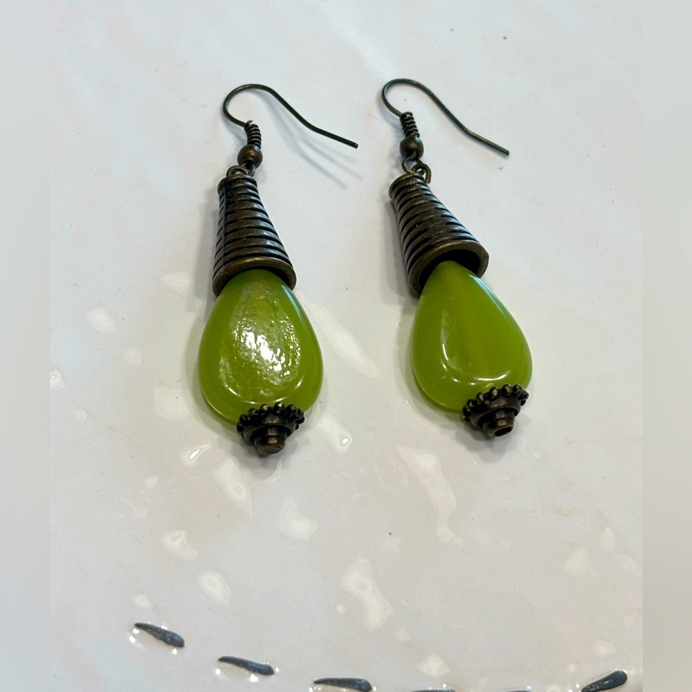 Vintage Green Stone Drop Earrings. EUC Bohemian | Unique | Earthy EUC